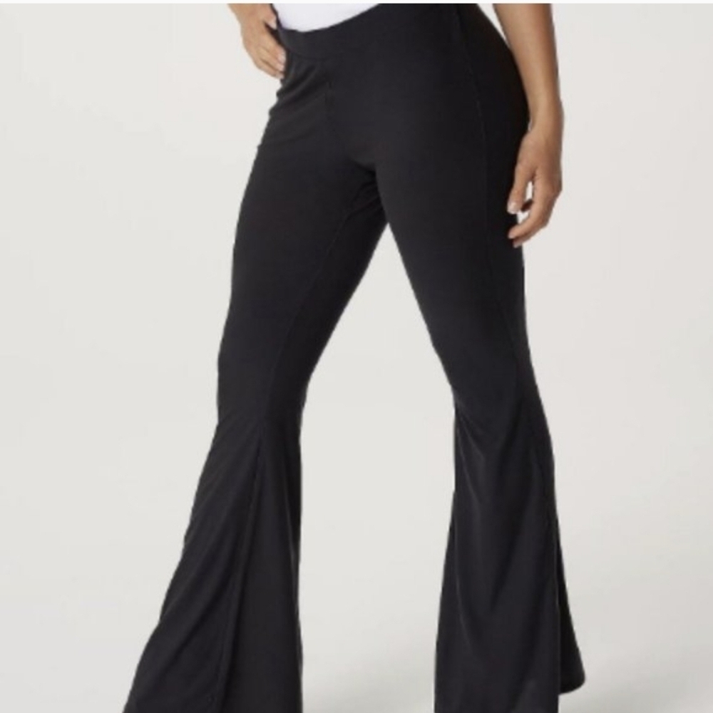G.I.L.I Flared Yoga Pants - Size M